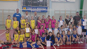 Zwyci�ski turniej naszych siatkarek w �obzie
