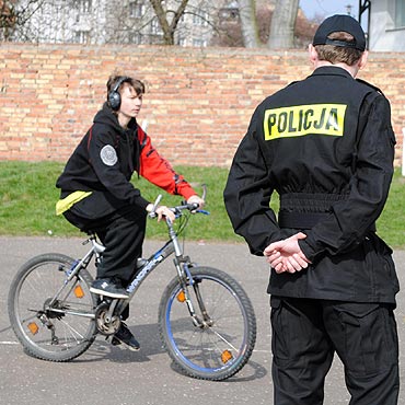 Kamie� Pomorski: Uczniowie pokonywali tor przeszk�d na rowerach