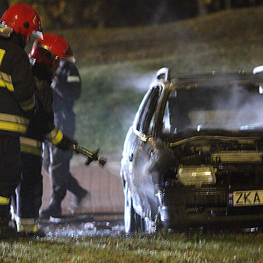 P�on� samochody. Gangsterzy chc� wp�yn�� na wycofanie zezna�?