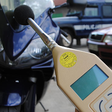 Masz za g�o�ny uk�ad wydechowy - policjanci zatrzymaj� ci dow�d rejestracyjny