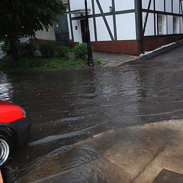 Oberwanie chmury. 5-minutowa ulewa zala�a ulice