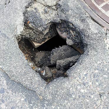 Kamie� Pomorski: Woda podmy�a studzienk�. Uwa�ajcie! 