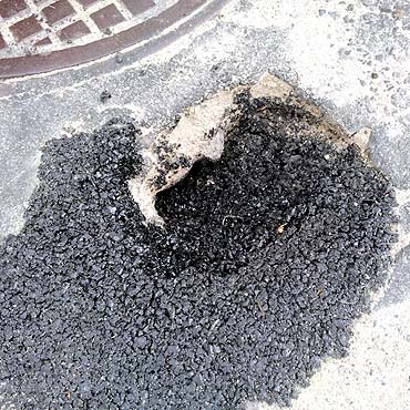 Kamie� Pomorski: Dziura za�atana! To prawdziwe mistrzostwo drogownictwa!