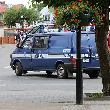 Mi�dzyzdroje: Pr�bowa� zrani� no�em policjantk�