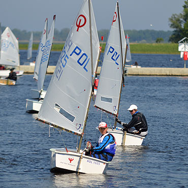 Kamie� Pomorski: 110 m�odych �eglarzy �ciga si� na wodach Zalewu Kamie�skiego