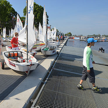 Kamie� Pomorski: 110 m�odych �eglarzy �ciga si� na wodach Zalewu Kamie�skiego