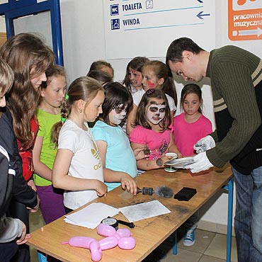 Dzie� Dziecka z policjantami