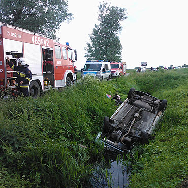 Dachowa� nissan. Pi�� os�b rannych