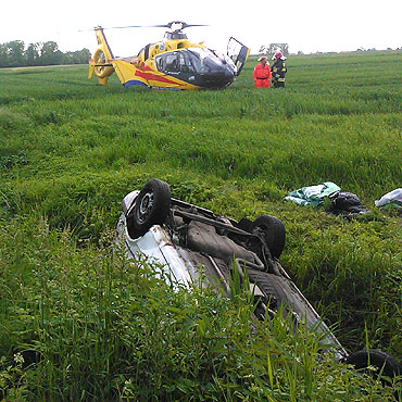 Dachowa� nissan. Pi�� os�b rannych