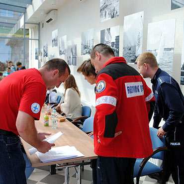 Kamie� Pomorski: Ratownicy i policjanci uczyli jak by� z wod� za pan brat