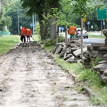 Dziwn�w: Na ulicy Kaprala Koniecznego powstaje nowy chodnik