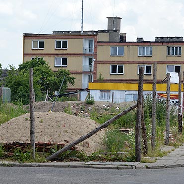 Kamie� Pomorski: Ekipy budowlane rozpoczn� budow� kamienic po wakacjach