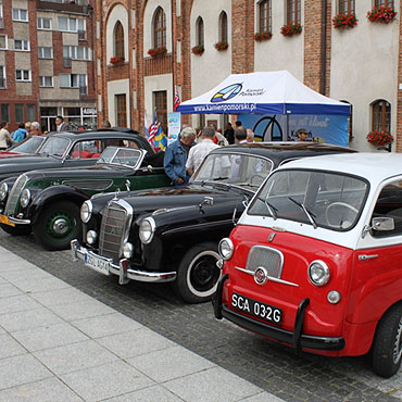 Kamie� Pomorski: Mieszka�cy podziwiali zabytkowe auta