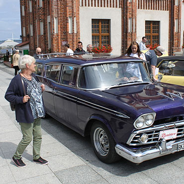 Kamie� Pomorski: Mieszka�cy podziwiali zabytkowe auta