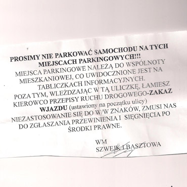 Kamień Pomorski: Mieszkańcy kłócą się o parking przy bloku