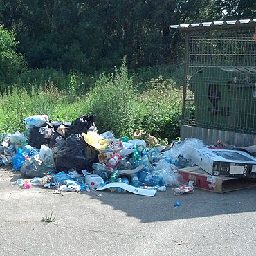 Kilka dni nowej ustawy śmieciowej. Bałagan przy śmietnikach