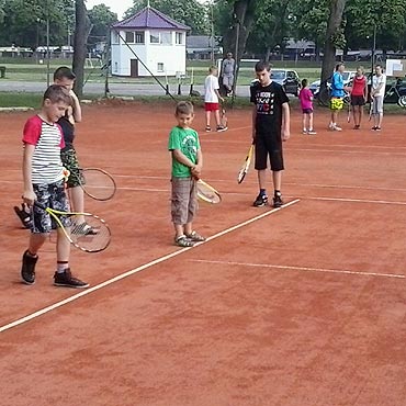 Kamień Pomorski: Trwają bezpłatne zajęcia z tenisa ziemnego dla dzieci i młodzieży