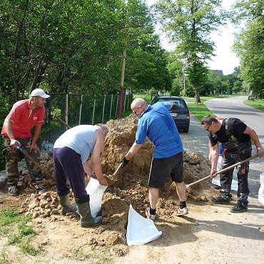Golczewo: Umocniono grobl� przy jeziorze