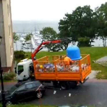 Kamie� Pomorski: Tak wywozi si� posegregowane odpady! Zobacz film!