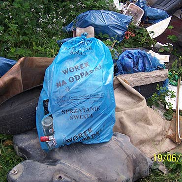 Skoszewo: Śmieci od miesiąca leżą w lesie, chociaż wiadomo kim jest sprawca