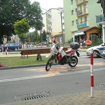Mi�dzyzdroje: Samoch�d uderzy� w motocyklist�