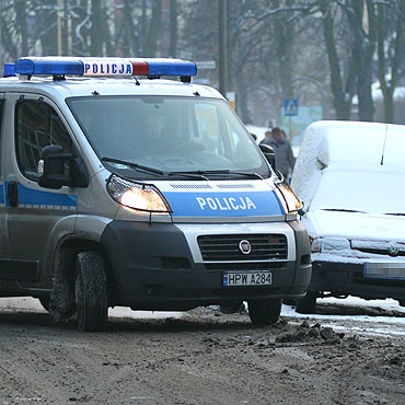 Uszkodzi� dwa samochody i poszed� na piwo