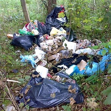 Kuka�: �mieci le�� od trzech lat. Wiadomo kim jest sprawca