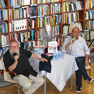 Prof. Jerzy Bralczyk i Michał Ogórek w międzyzdrojskiej bibliotece