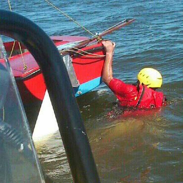 Wypadek na Zalewie Kamie�skim. Uratowano dwie osoby