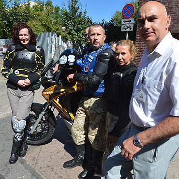 Wyruszyli na motocyklach w dalek� podr�, aby pom�c rodzinie rannego �o�nierza