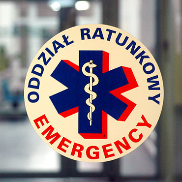 Mokrawica: Volkswagen uderzy� w drzewo. Trzy osoby ranne