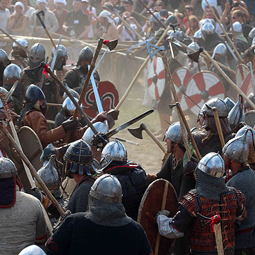 Festiwal S�owian i Wiking�w: Niezwyk�a bitwa z udzia�em 400 woj�w
