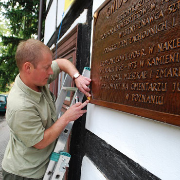Tablica pami�tkowa prof. Chmarzy�skiego po konserwacji