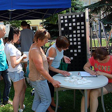 Kamie� Pomorski: Mieszka�cy odcisn� w gipsie swoje d�onie