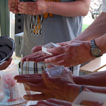 Kamie� Pomorski: Mieszka�cy odcisn� w gipsie swoje d�onie