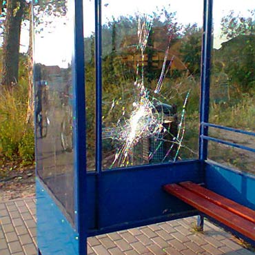 Kolejna wiata zniszczona przez wandali