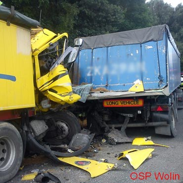 Ci�ar�wka zderzy�a si� z ci�ar�wk�