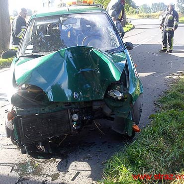 Kierowa�a fiatem. Uderzy�a w drzewo