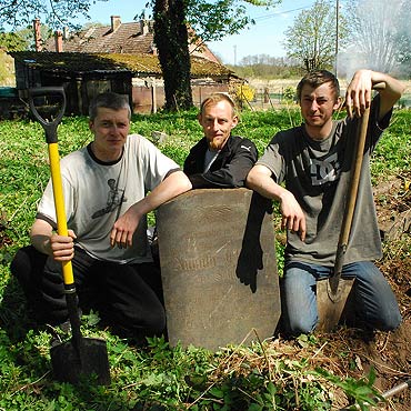 Ocali� od zapomnienia. Mieszka�cy pomogli sprz�ta� poniemiecki cmentarz