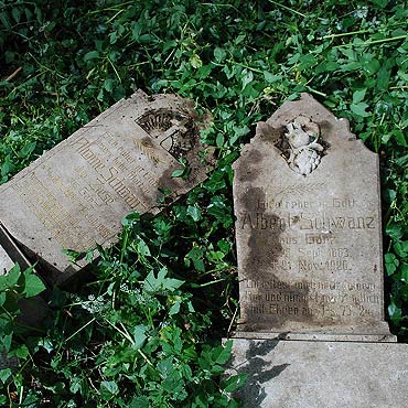 Ocali� od zapomnienia. Mieszka�cy pomogli sprz�ta� poniemiecki cmentarz