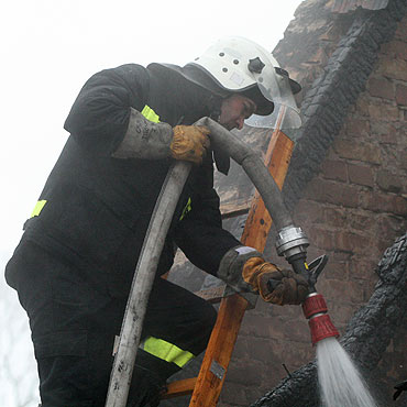Pożar domu w Kodrąbiu. Ewakuowano matkę z rocznym dzieckiem