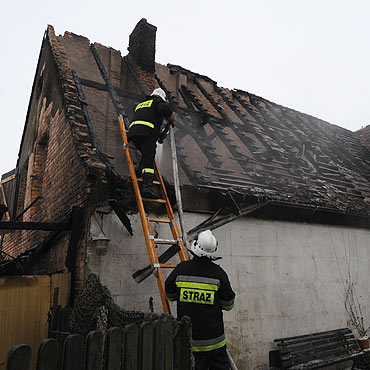 Pożar domu w Kodrąbiu. Ewakuowano matkę z rocznym dzieckiem