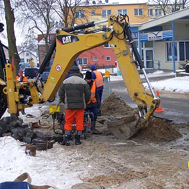 P�k�a rura wodoci�gowa. Ulica zapad�a si�