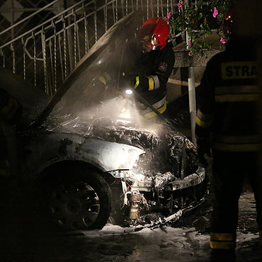 P�on�� samoch�d na plebanii