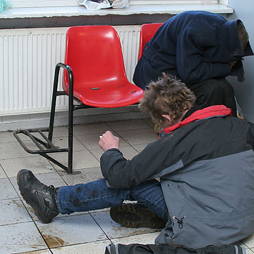 Bezdomni koczuj� na dworcu kolejowym