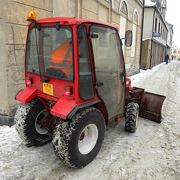 Nowy ci�gnik od�nie�a chodniki w Kamieniu Pomorskim