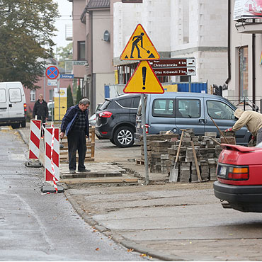 Na nowo u�o�yli chodnik przy sklepie