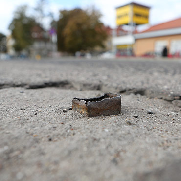 Niebezpiecznie wystaj�ce ostre elementy przy ulicy Dworcowej. Mo�na uszkodzi� opon�.