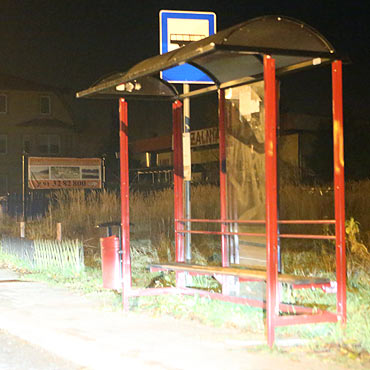 Przystanek autobusowy w Wise�ce w op�akanym stanie