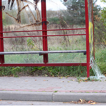 Przystanek autobusowy w Wise�ce w op�akanym stanie